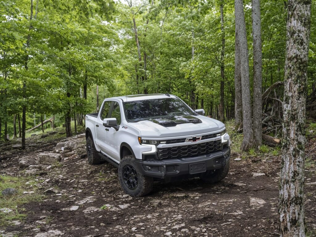 Por baja demanda de sus EV’s, General Motors precisó que recortaría la expansión de sus camionetas eléctricas