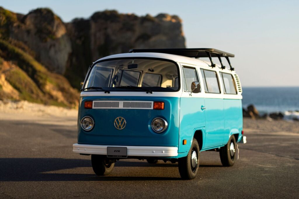 Un símbolo de esperanza: Volkswagen presenta laUn símbolo de esperanza: Volkswagen presenta la furgoneta T2 restaurada que sobrevivió a los incendios de California. que sobrevivió a los incendios de California.