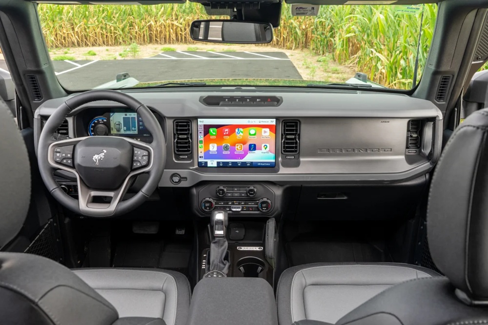 5 autos del 2025 cuyos interiores dan un paso atrás en el tiempo