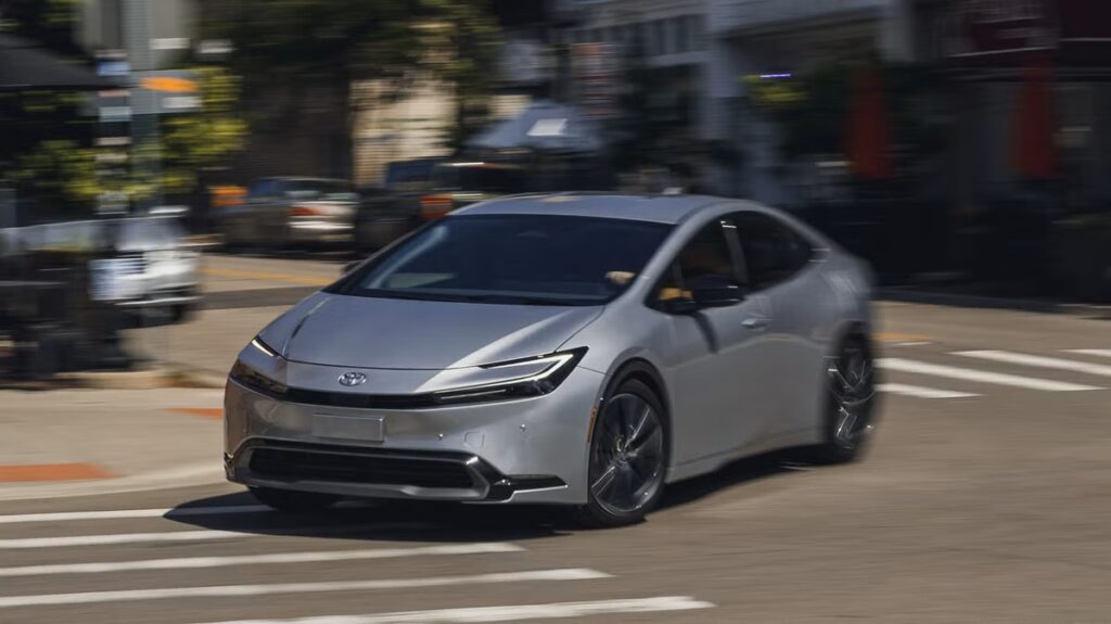 Los 5 autos del 2026 que menos gastan en carretera por menos de $35,000